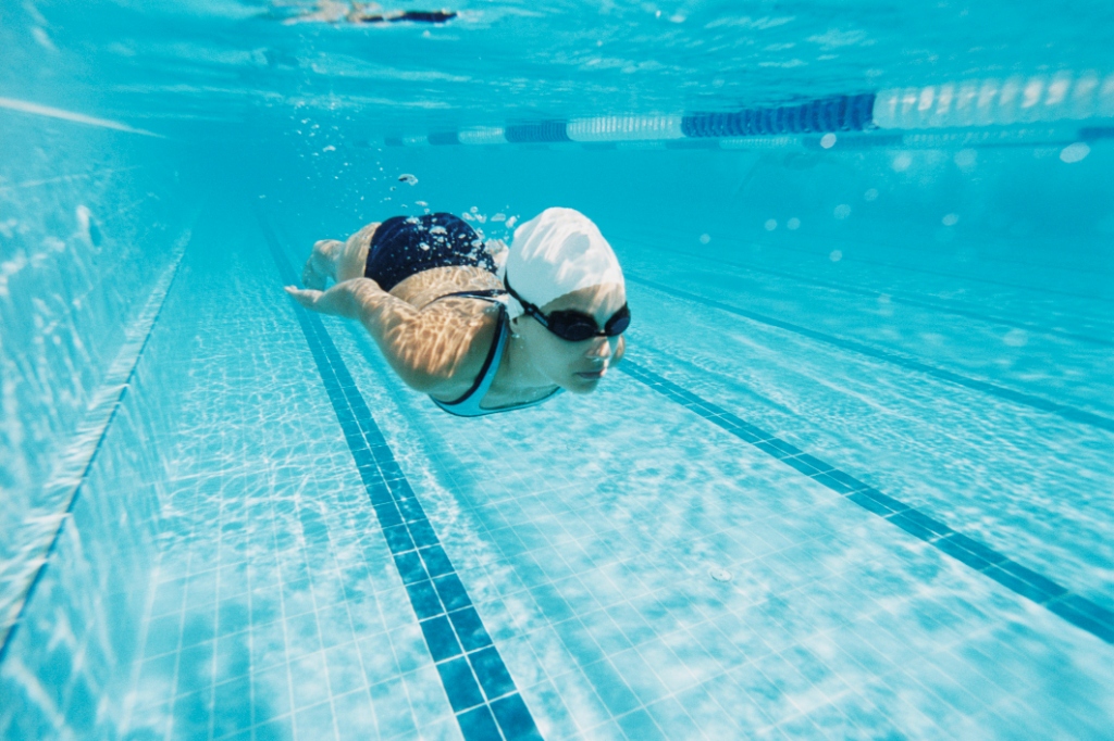 CUNE invita a tomar clases de natación