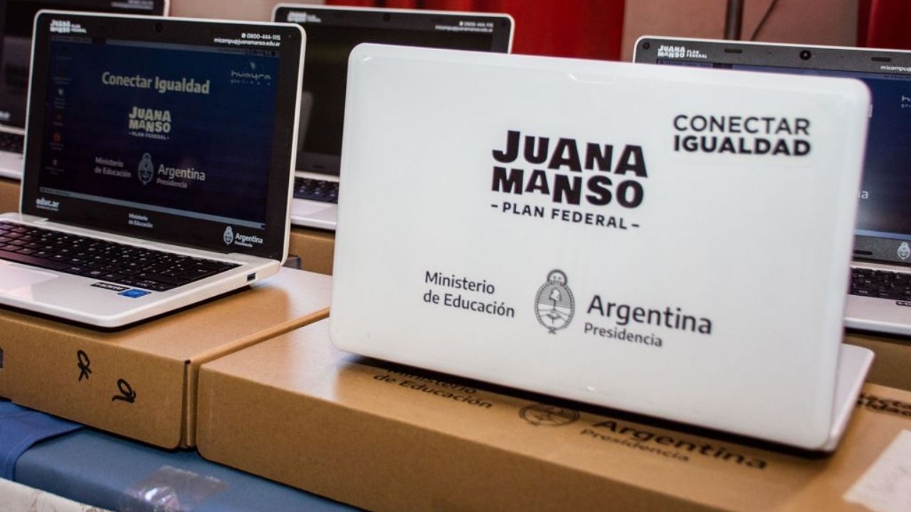 El gobierno entregó 255 netbooks en la escuela secundaria Nº45 "Héroes del Atlántico Sur"
