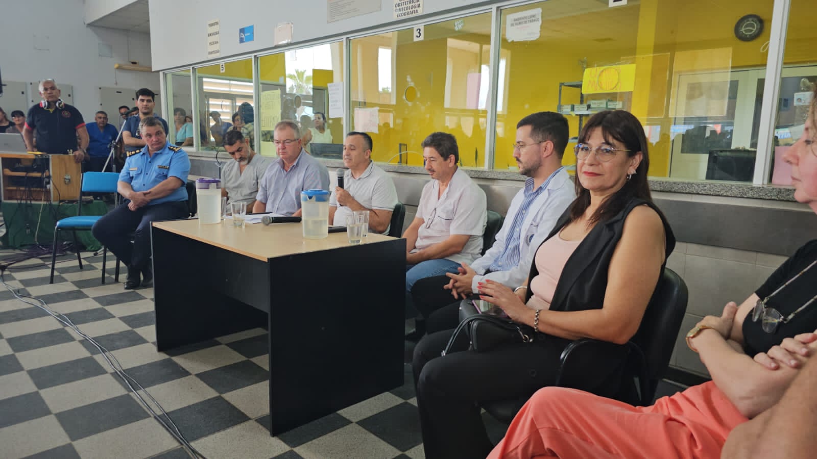 img-Salud: El ministro recorrió los hospitales de Castelli y Tres Isletas y puso en funciones a los nuevos directorios
