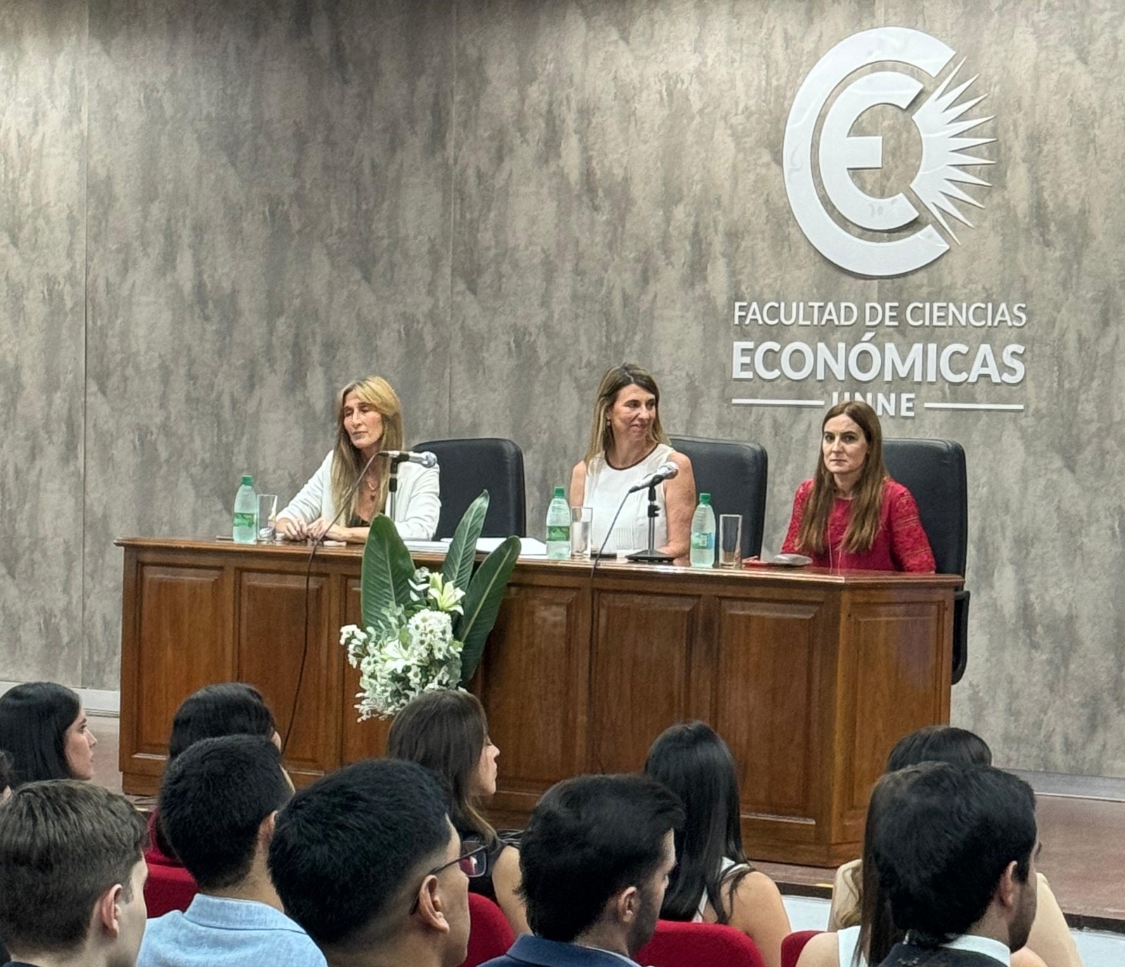 img-Ciencias Económicas realizó la última entrega de títulos en papel