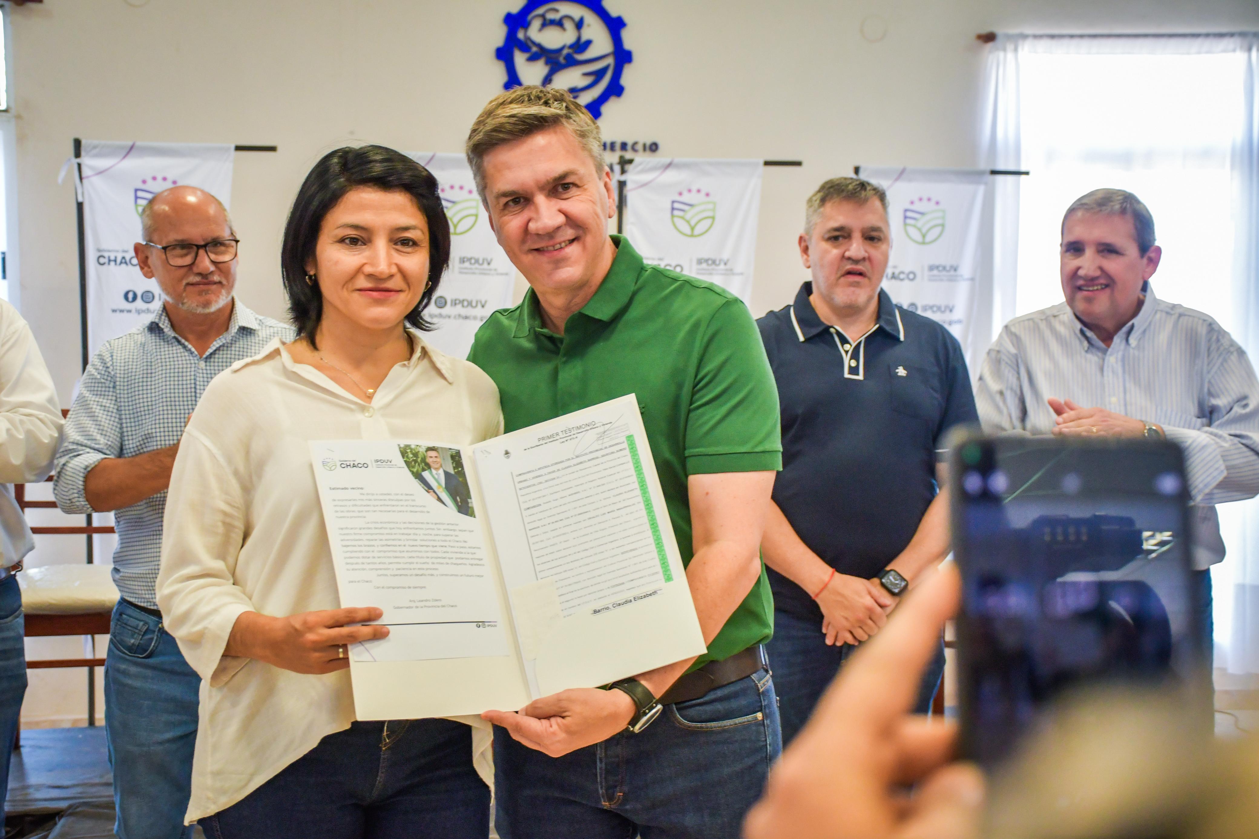 Villa Ángela: El gobernador Zdero entregó 75 títulos de propiedad