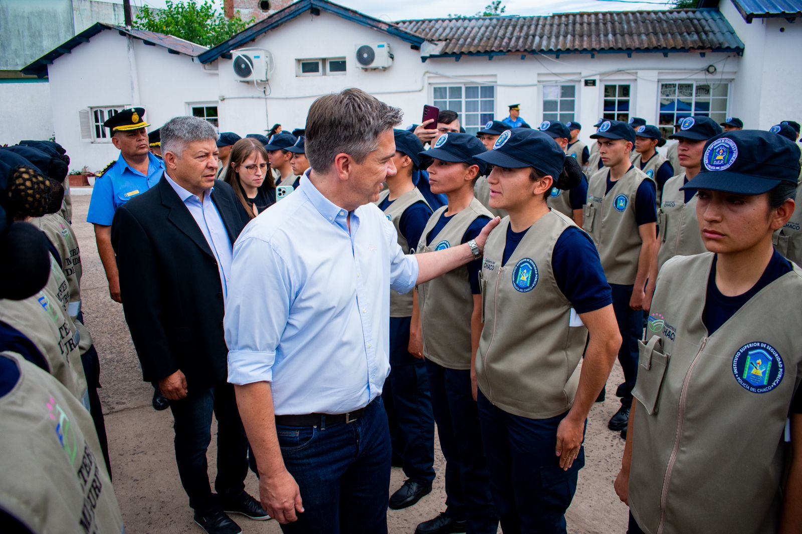 Zdero entregó uniformes a estudiantes de la Escuela de Policía