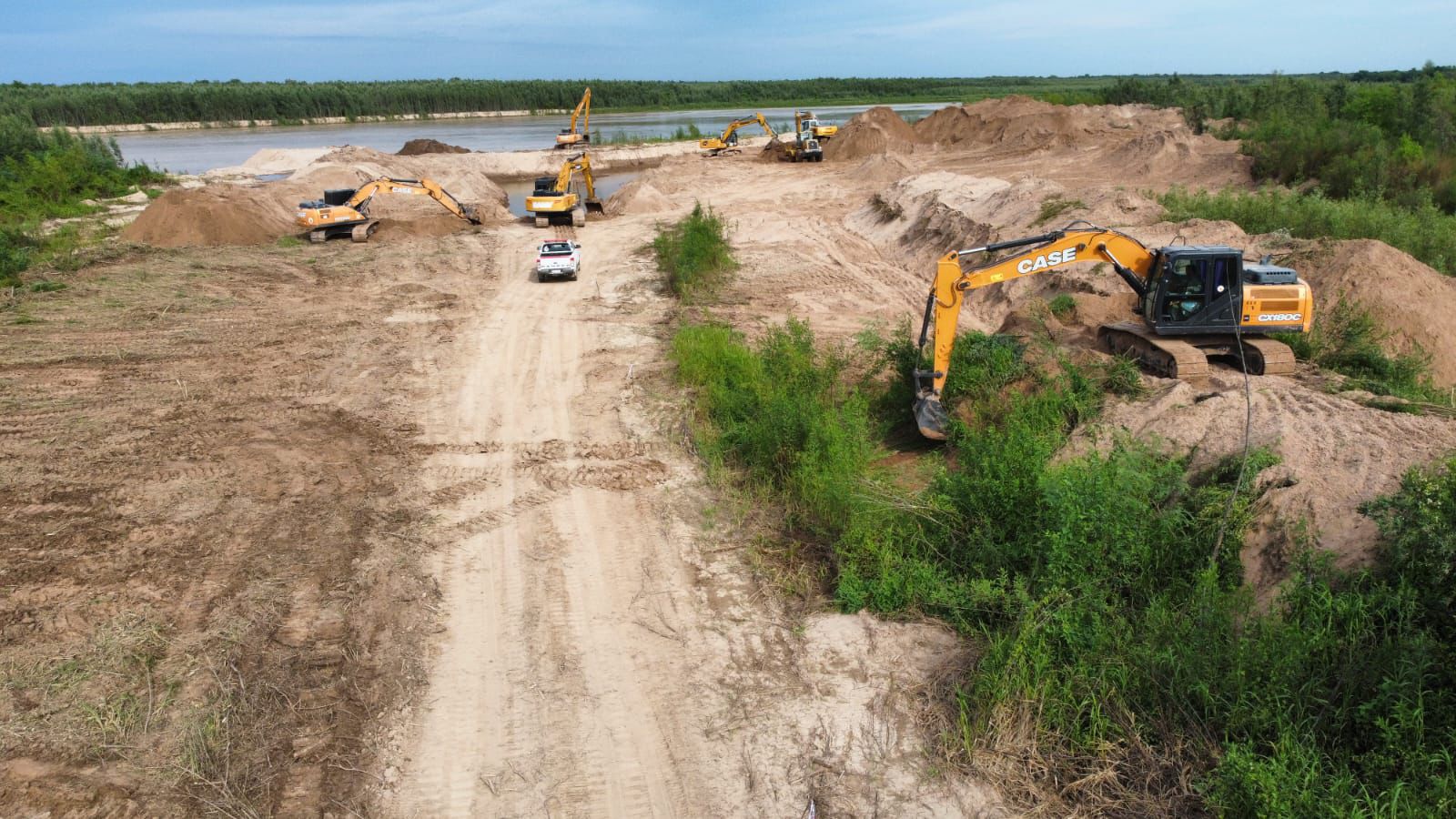 Vialidad Provincial trabaja en reencauzar el Río Bermejo a la altura del Puerto Lavalle