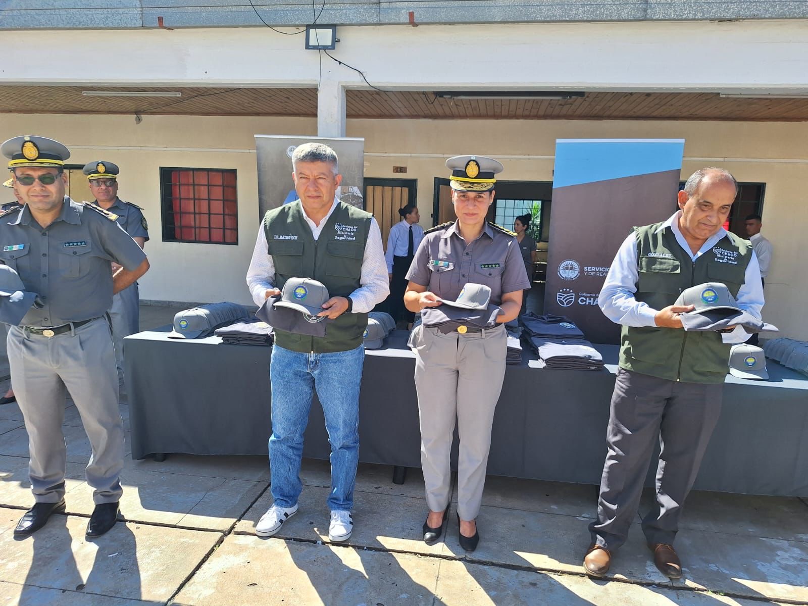 El Gobierno provincial entregó indumentaria a alumnos del curso de Agentes Penitenciarios