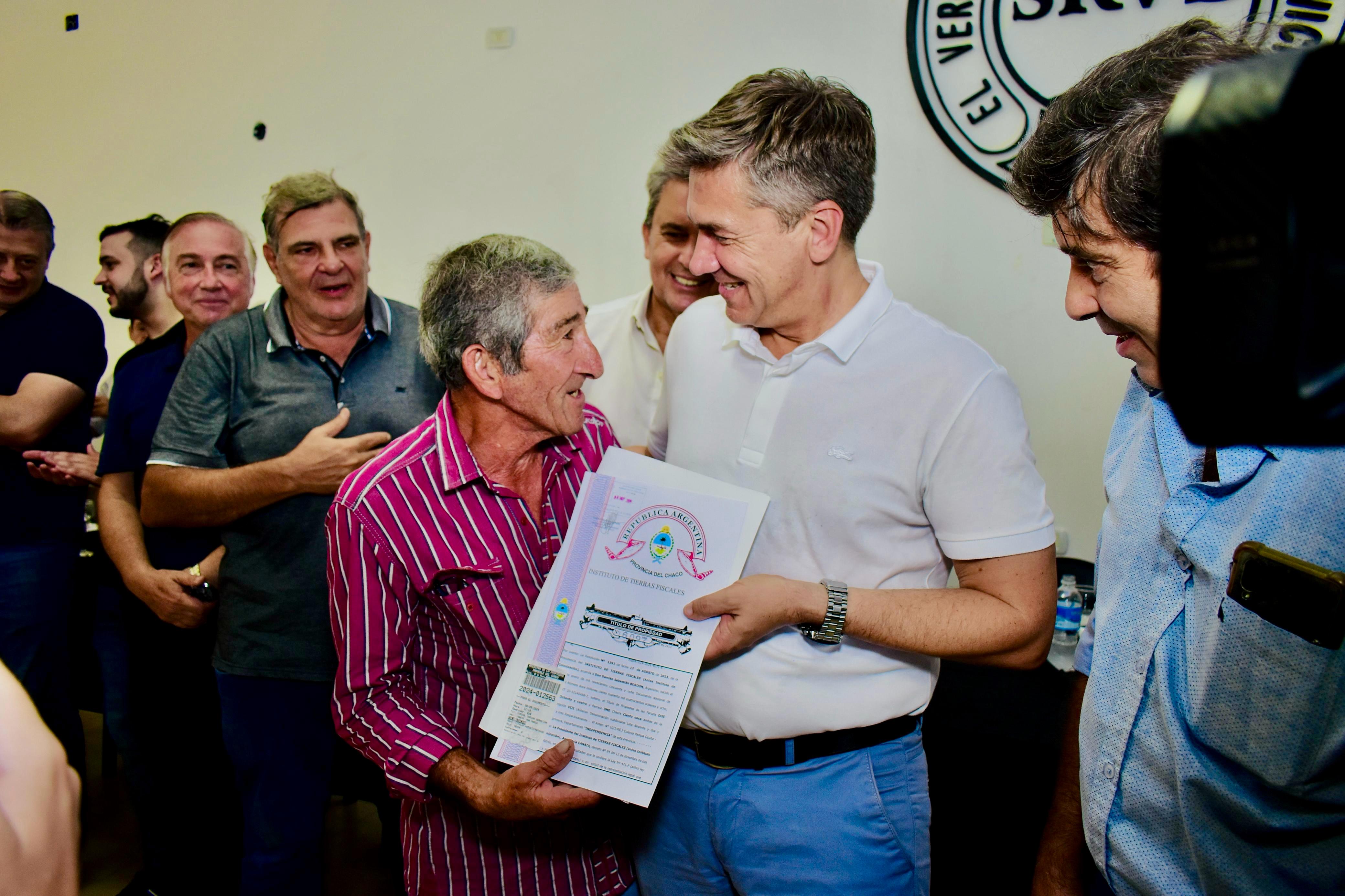 Villa Berthet: Zdero entregó títulos y financiamiento de fondos de la ley de bosques a productores