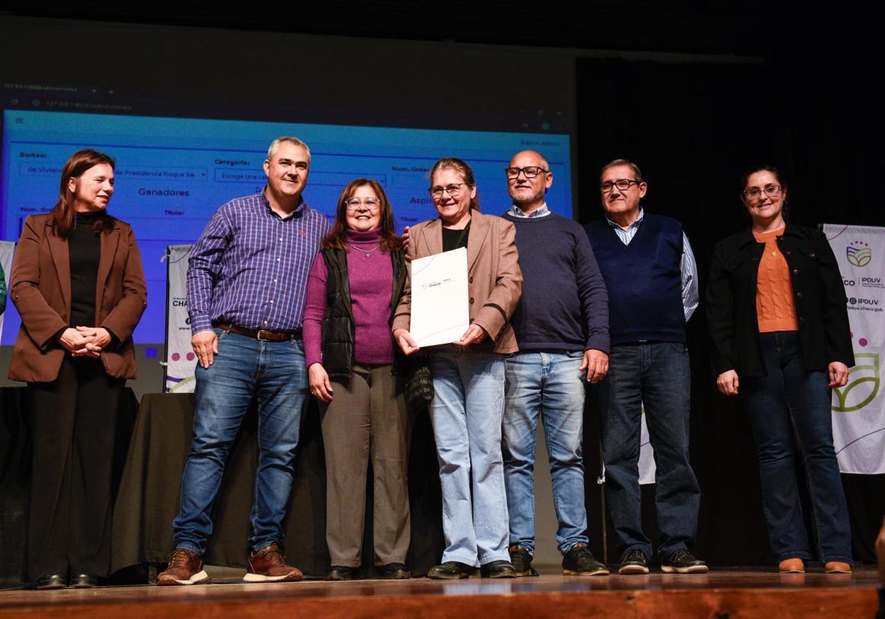 El Instituto de Vivienda entregó 50 títulos de propiedad a familias de Sáenz Peña