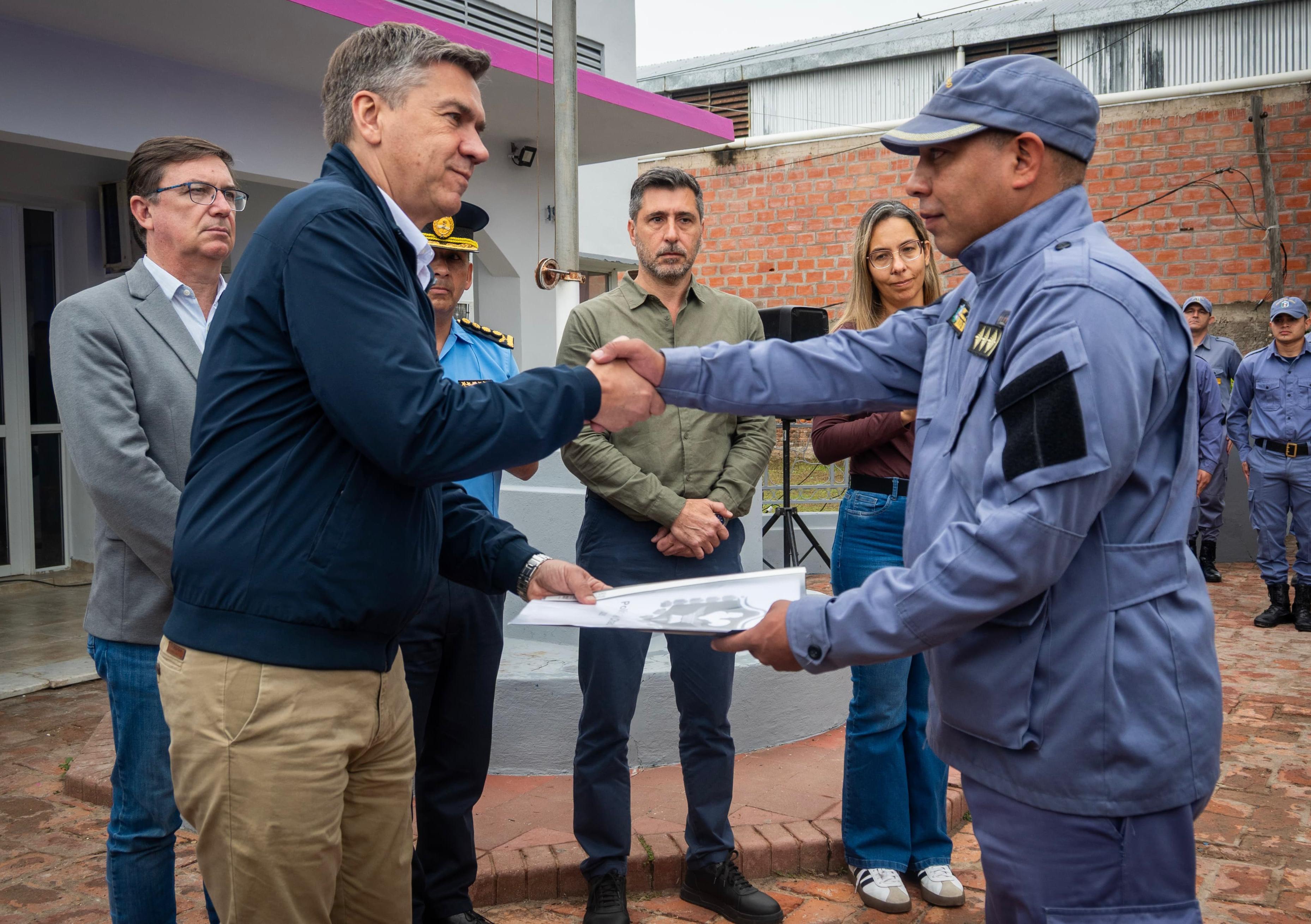 Zdero entregó patrullero 0km y chalecos balísticos en Presidencia de la Plaza