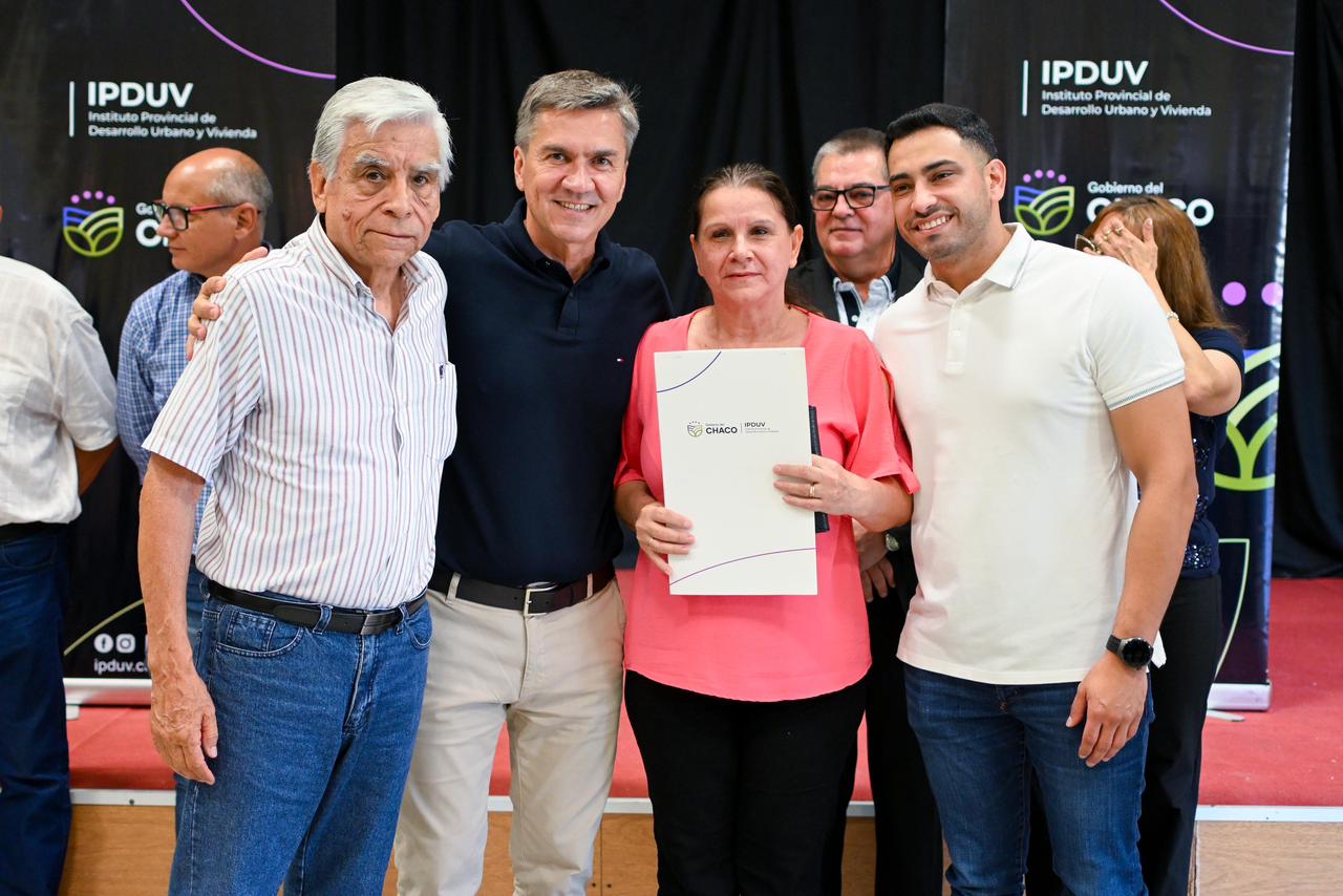 Sueño completo en Villa ángela: Zdero entregó títulos de propiedad a familias que esperaron por décadas