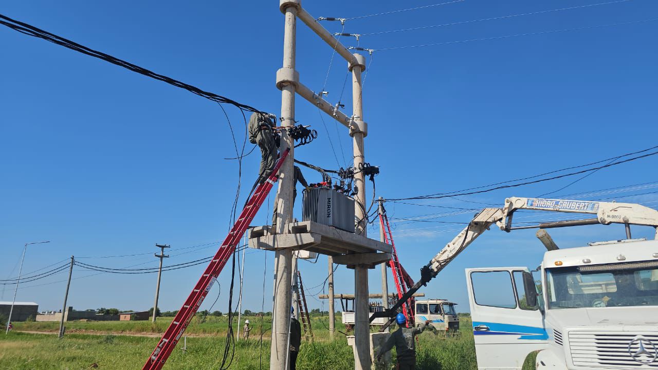 El Gobierno provincial fortalece la red eléctrica en barrios de Juan j. Castelli