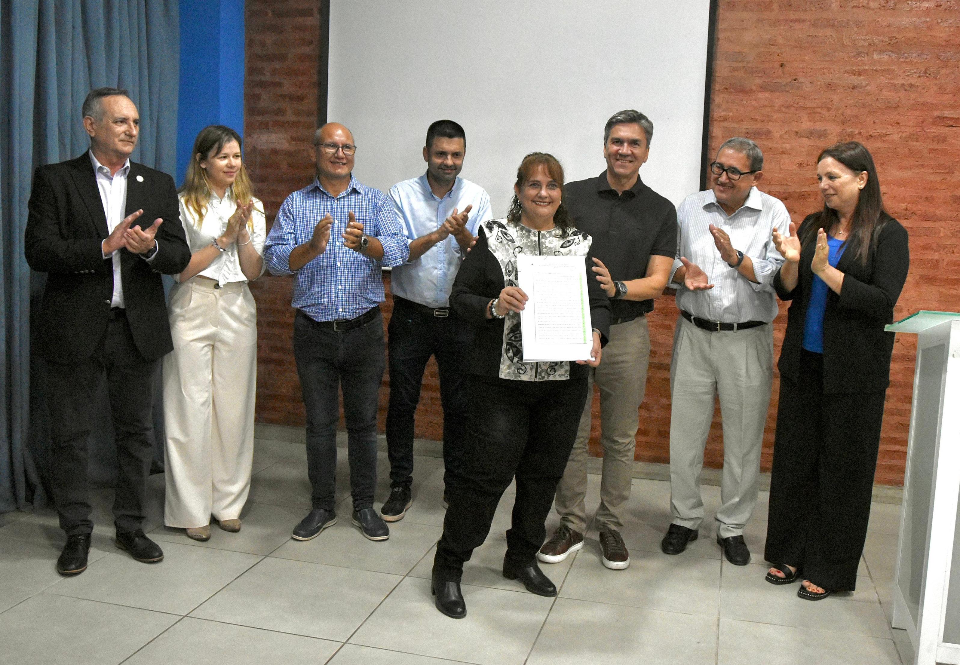 Fin a una espera de 15 años: la Fundación “Puerta de Esperanza” recibió su título de propiedad