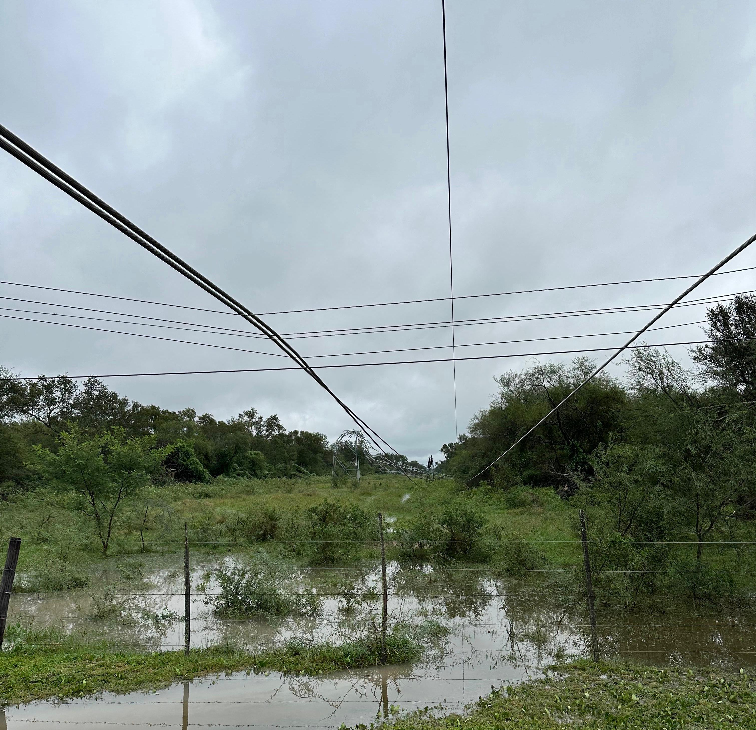 Secheep intensifica trabajos para restablecer el servicio eléctrico, tras un tornado en Colonia Popular y Laguna Blanca