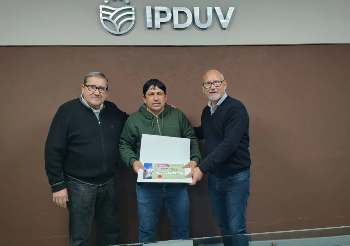 El IPDUV entregó el certificado de cancelación de deuda al ganador del quinto sorteo estímulo