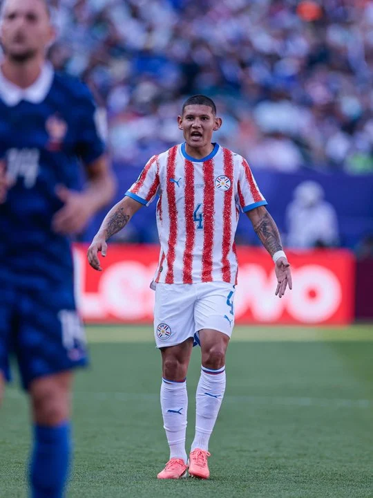 Del abrazo al insulto: el intenso primer tiempo de Mbappé y el argentino Cáceres en Francia-Paraguay