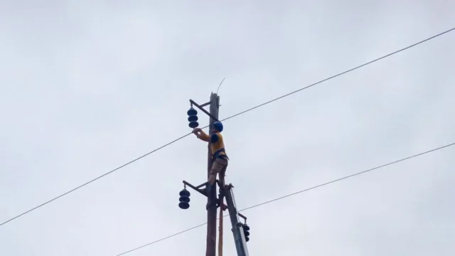 SECHEEP mejora la red eléctrica que une Misión Nueva  Pompeya  con EL Sauzalito