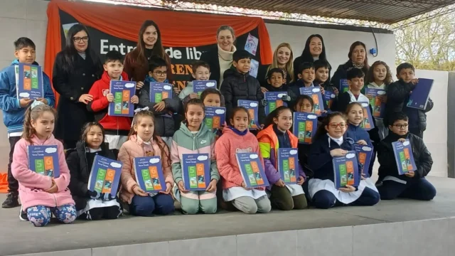 Con  75.000 nuevos libros , Educación avanza con la distribución del programa Aprendo Leyendo