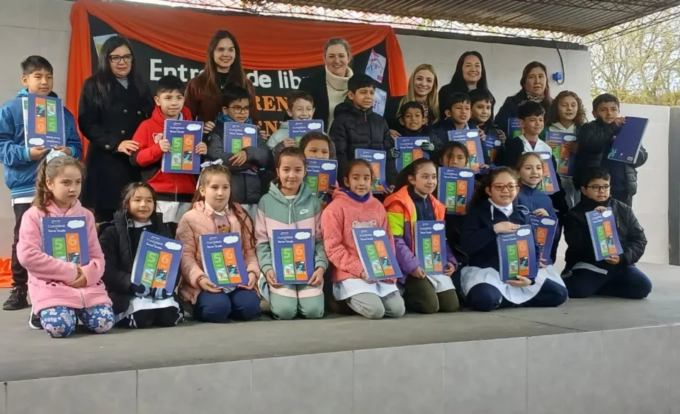 Con  75.000 nuevos libros , Educación avanza con la distribución del programa Aprendo Leyendo