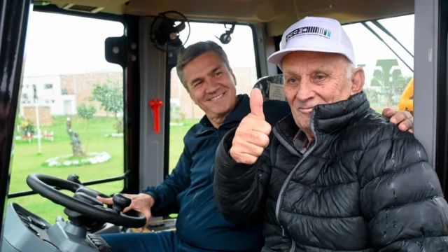 En Tres Isletas, el Gobernador Leandro Zdero concretó la entrega de nuevas maquinarias a consorcios camineros de la zona