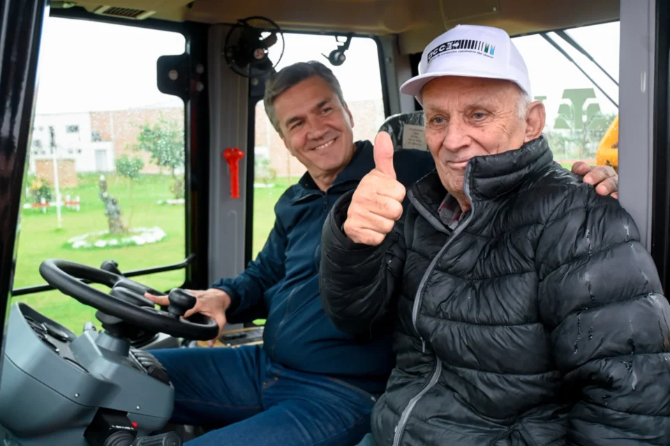 En Tres Isletas, el Gobernador Leandro Zdero concretó la entrega de nuevas maquinarias a consorcios camineros de la zona