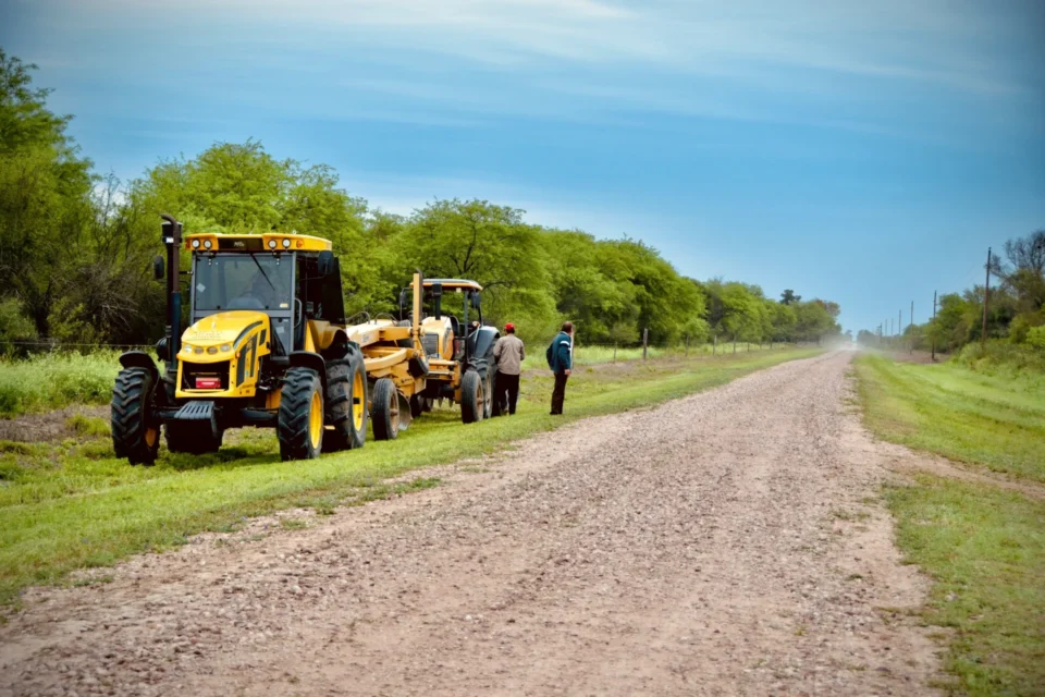 Un mejorado camino en Napenay acercará mayor producción y más educación