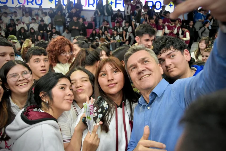 Zdero presentó  el programa Más Futuro con un incentivo económico de $100.000 mensuales para estudiantes secundarios
