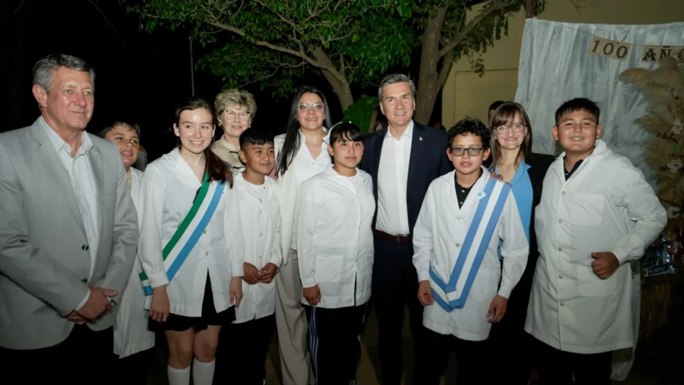 El Gobernador Zdero homenajeó a la escuela rural de Pampa Sommer