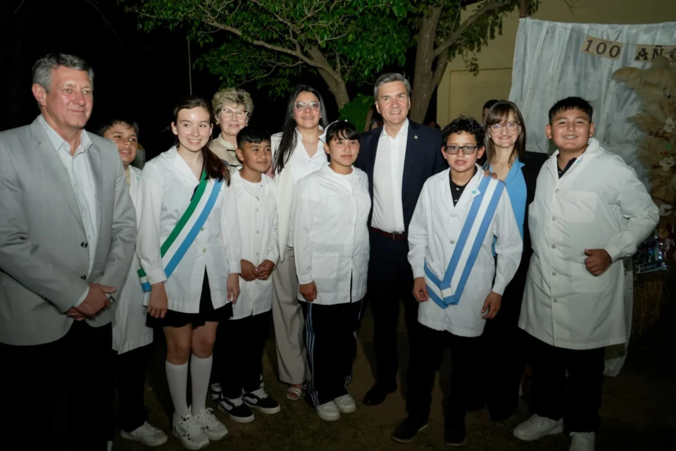 El Gobernador Zdero homenajeó a la escuela rural de Pampa Sommer