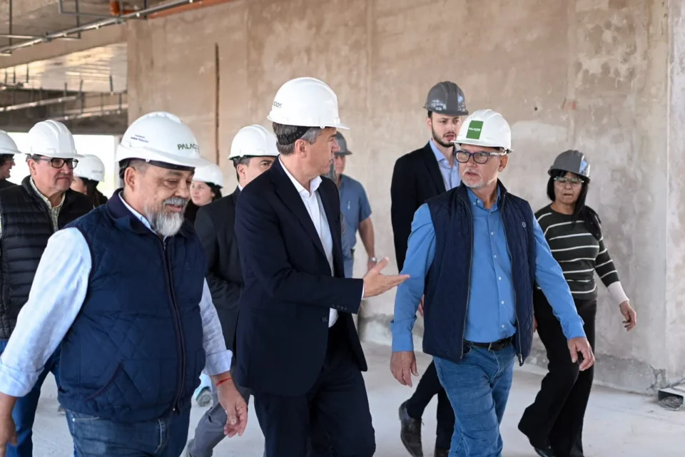 El gobernador estuvo  en la obra del nuevo edificio central del INSSSEP