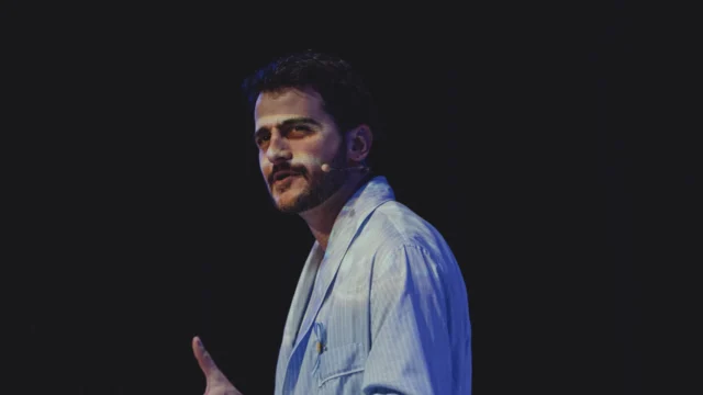 De la pantalla al escenario: Damián Kuc llega con sus Historias Innecesarias