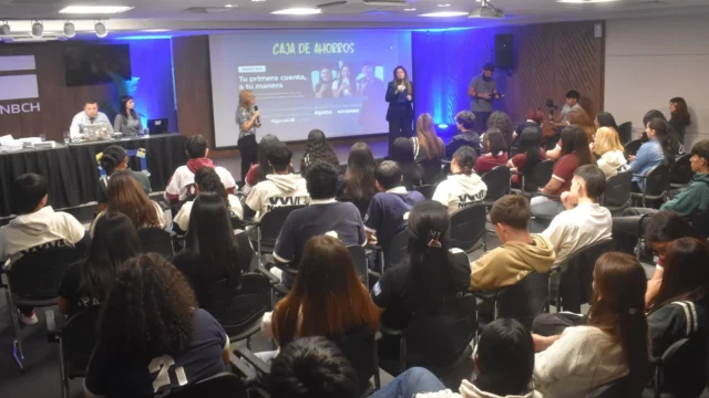 Educación financiera práctica: estudiantes secundarios aprenden sobre inversión y plazo fijo