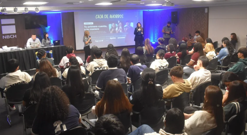 Educación financiera práctica: estudiantes secundarios aprenden sobre inversión y plazo fijo