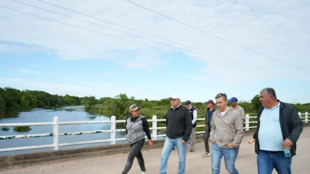 El gobernador  Zdero refuerza la asistencia a las familias afectadas por la crecida del río.