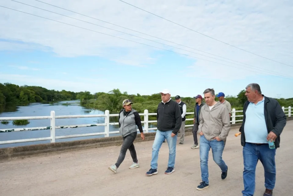 El gobernador  Zdero refuerza la asistencia a las familias afectadas por la crecida del río.