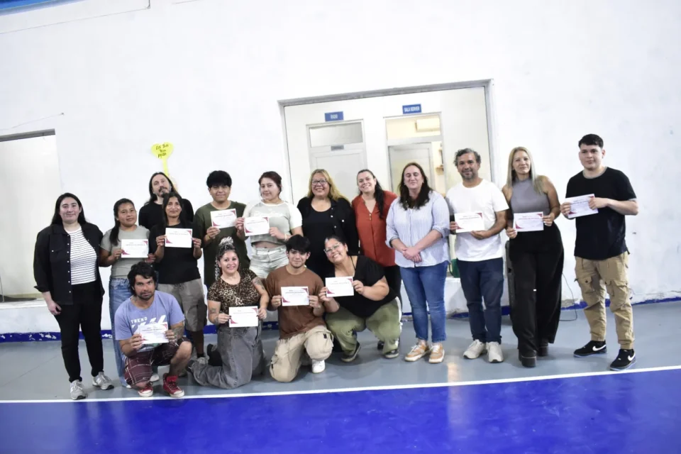 En el Ministerio de Desarrollo Humano, se acompañó a 15 jóvenes que fueron capacitados en Buenas Prácticas de Manufactura.