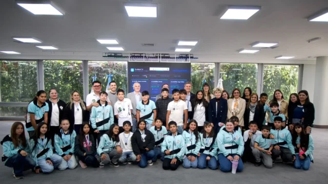 Alumnos de El Zapallar presentaron su proyecto de banca virtual al gobernador Zdero