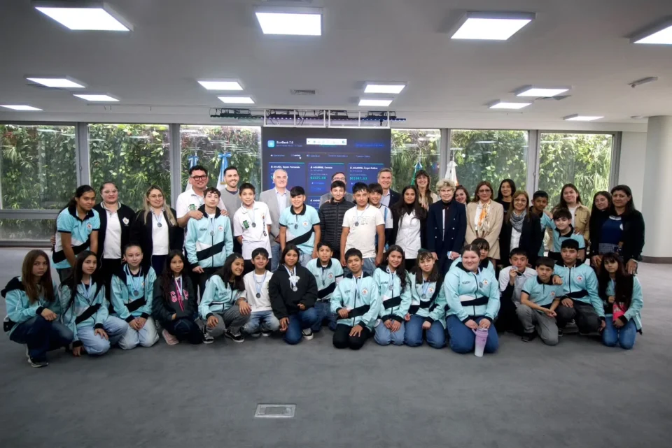 Alumnos de El Zapallar presentaron su proyecto de banca virtual al gobernador Zdero