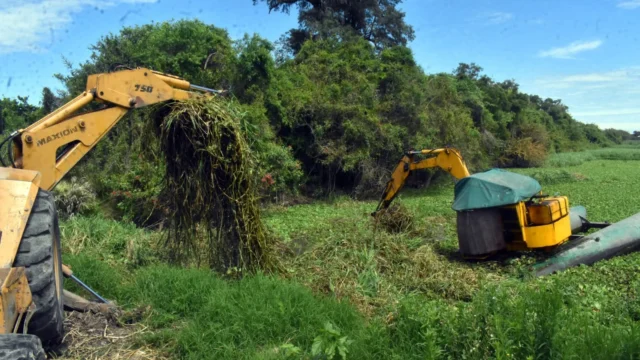 Barranqueras: tras años sin mantenimiento, Vialidad Provincial limpia el reservorio del barrio UCAL