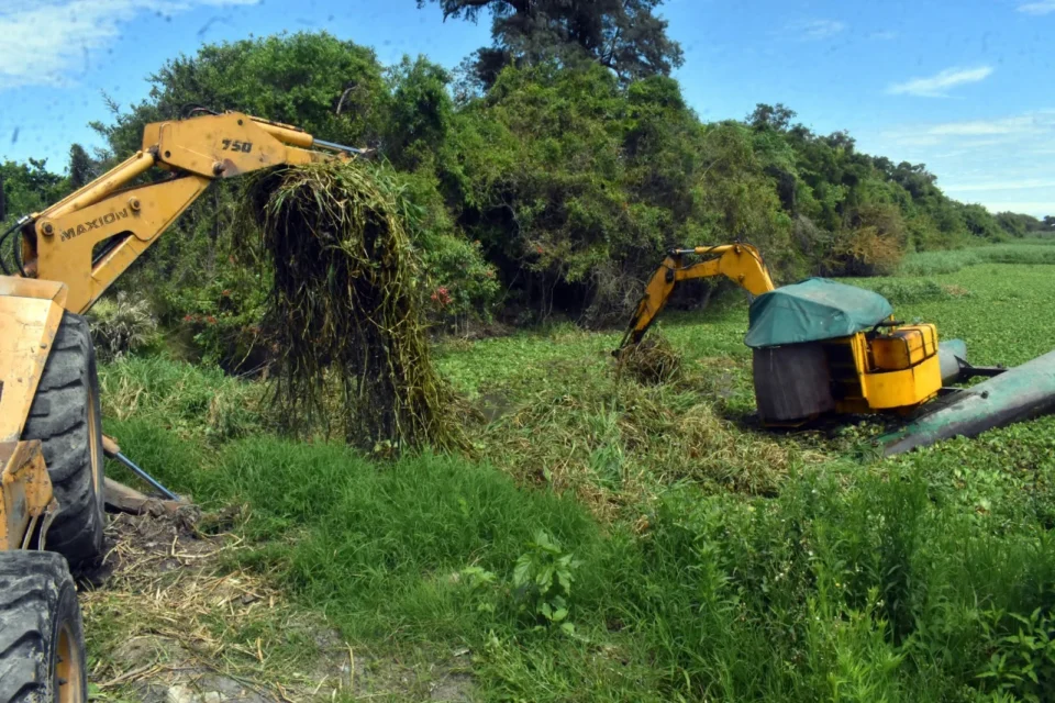 Barranqueras: tras años sin mantenimiento, Vialidad Provincial limpia el reservorio del barrio UCAL