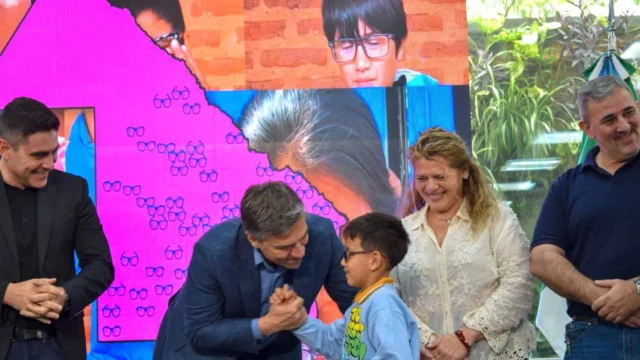 «Ver para Ser Libres»: la entrega de anteojos busca garantizar el aprendizaje y la lectura