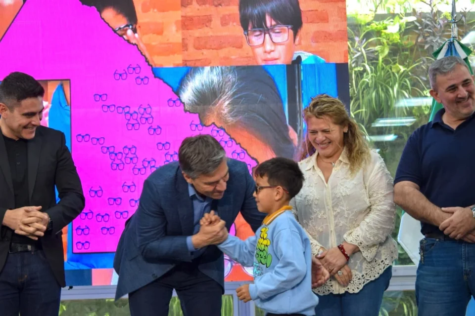 «Ver para Ser Libres»: la entrega de anteojos busca garantizar el aprendizaje y la lectura
