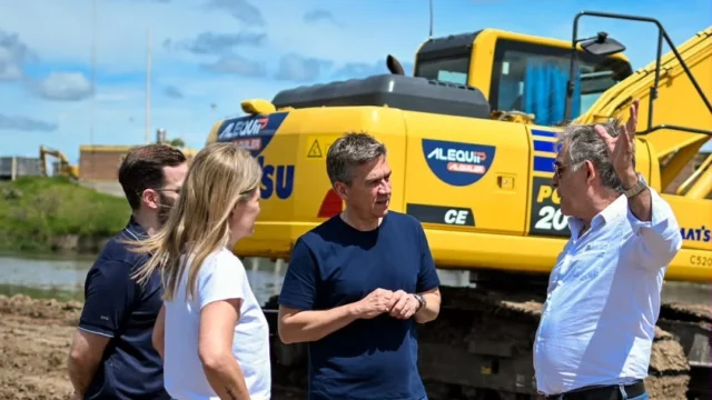 El gobernador Leandro Zdero supervisó  los trabajos de ampliación del lago compensador, una obra estratégica.