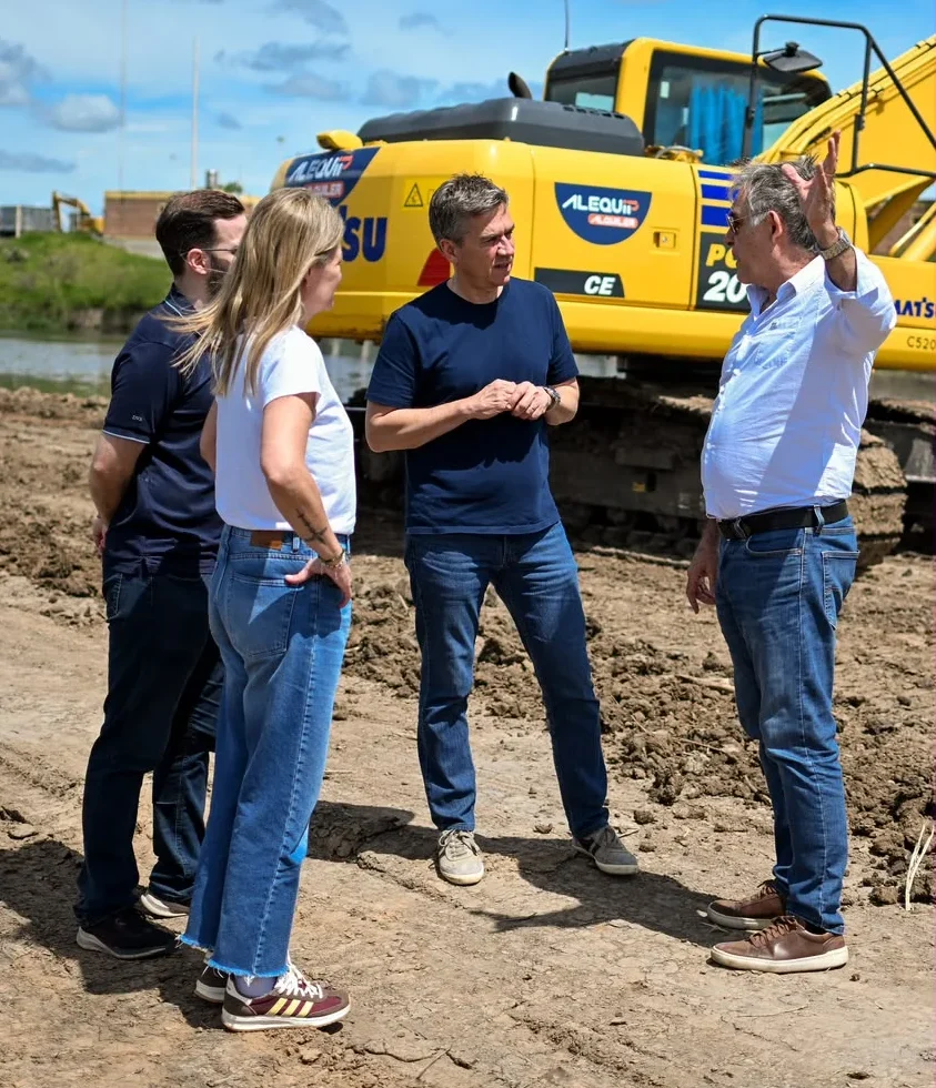 El gobernador Leandro Zdero supervisó  los trabajos de ampliación del lago compensador, una obra estratégica.