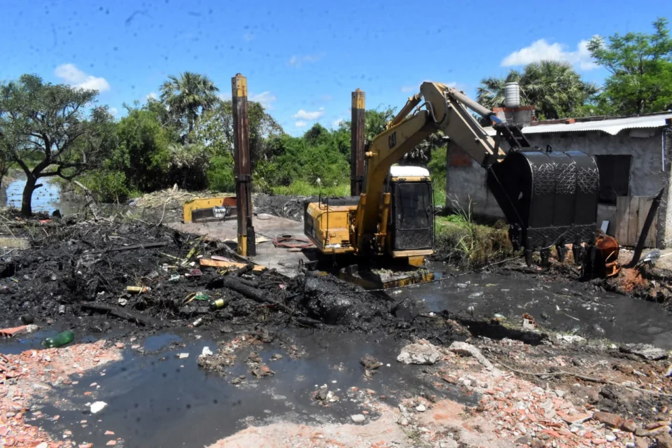 Puerto Vilelas: Vialidad Provincial desobstruye desagües para mitigar los efectos de El Niño.