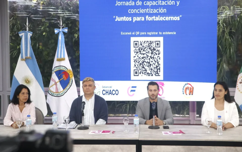 En el marco del Mes Rosa, se realizó  una charla , destinada a trabajadoras de Lotería Chaqueña y de la administración pública.