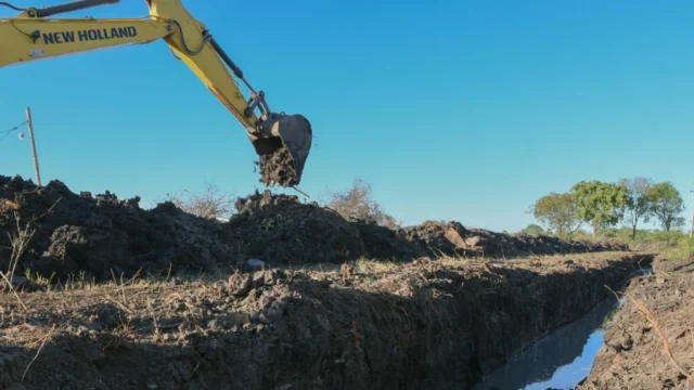 La Municipalidad de Resistencia está en plena ejecución de trabajos de zanjeo para facilitar el escurrimiento de las aguas pluviales