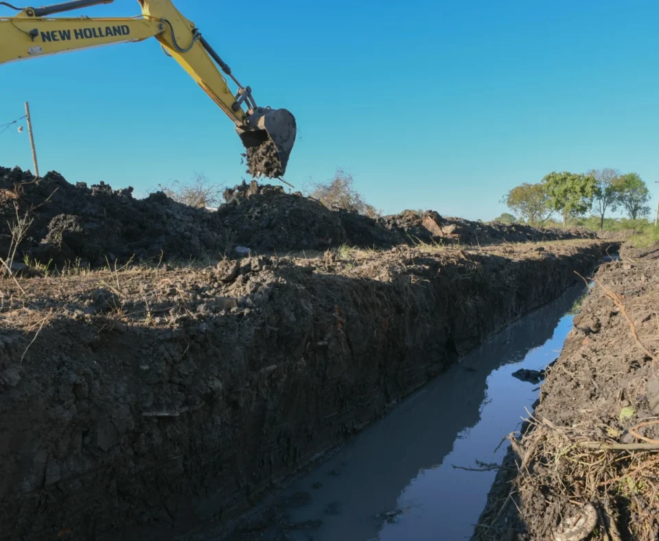 La Municipalidad de Resistencia está en plena ejecución de trabajos de zanjeo para facilitar el escurrimiento de las aguas pluviales